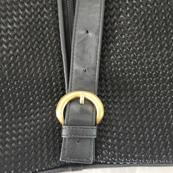 MONDANI New York Black Sling Backpack - Picture 9 of 13